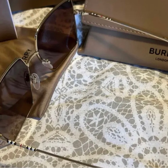 Authentic New Burberry sunglasses. - Picture 5 of 5